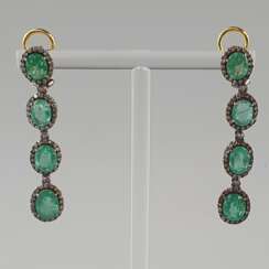 Ein Paar prunkvolle Ohrhänger/-stecker mit Smaragden und Diamanten