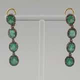 Ein Paar prunkvolle Ohrhänger/-stecker mit Smaragden und Diamanten - Foto 1
