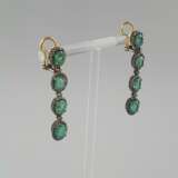 Ein Paar prunkvolle Ohrhänger/-stecker mit Smaragden und Diamanten - Foto 2