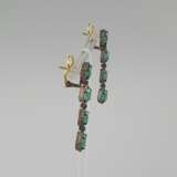 Ein Paar prunkvolle Ohrhänger/-stecker mit Smaragden und Diamanten - фото 3