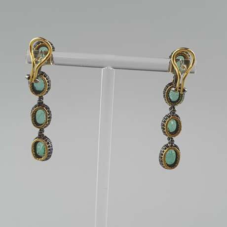 Ein Paar prunkvolle Ohrhänger/-stecker mit Smaragden und Diamanten - photo 4