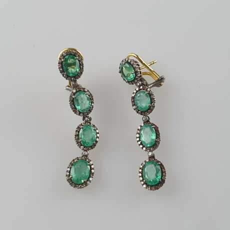 Ein Paar prunkvolle Ohrhänger/-stecker mit Smaragden und Diamanten - Foto 5