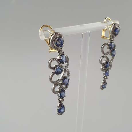 Ein Paar prunkvolle Ohrhänger/-stecker mit Saphiren und Diamanten - фото 2