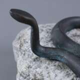 Bronzeschlange auf Steinsockel - фото 2