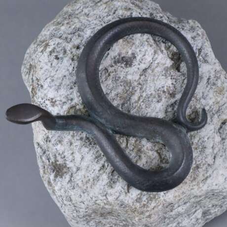 Bronzeschlange auf Steinsockel - Foto 3
