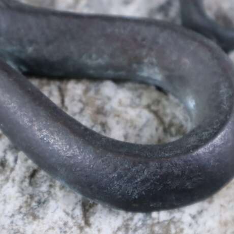 Bronzeschlange auf Steinsockel - photo 4