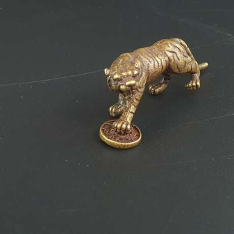 Feine Miniaturfigur "Fauchender Tiger mit Käsch-Münze" - Foto 2