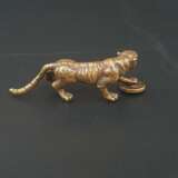 Feine Miniaturfigur "Fauchender Tiger mit Käsch-Münze" - Foto 3