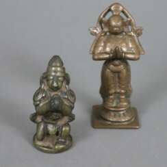 Zwei Hanuman-Figuren als Adoranten