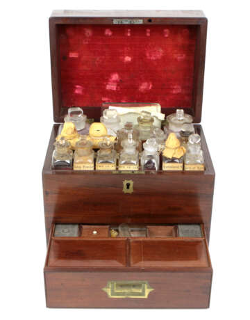 Apothekerkasten mit 25 Flaschen um 1860 - photo 1