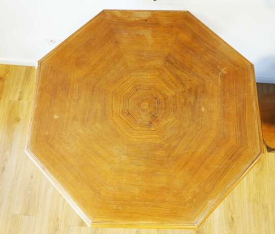 Oktagonaler Tisch. - Foto 2
