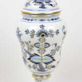 Meissen Deckelvase *Zwiebelmuster* - photo 1