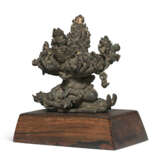 A COPPER GROUP OF TANTRIC DEITIES - Foto 2