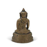 A SILVER-INLAID BRONZE FIGURE OF BUDDHA SHAKYAMUNI - фото 4