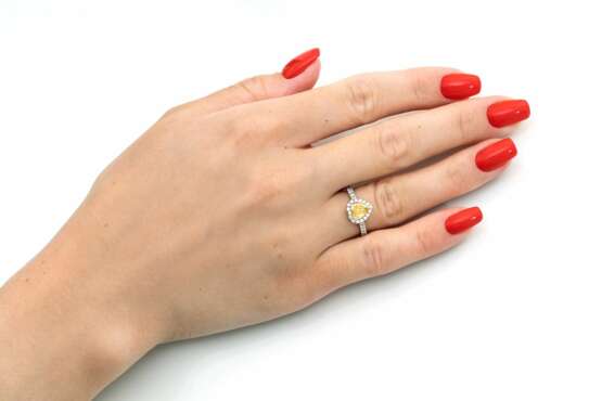 Herzförmiger Fancy Intense Diamant-Ring. - photo 2