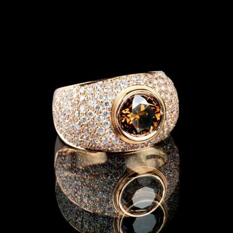 Farbintensiver Fancy Diamant-Bandring mit Brillant-Besatz. - photo 2