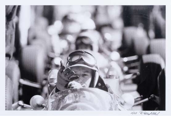 Rainer W. Schlegelmilch (Suhl 1941). John Surtees, Ferrari, kurz vor dem Start. - photo 1