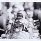 Rainer W. Schlegelmilch (Suhl 1941). John Surtees, Ferrari, kurz vor dem Start. - Foto 1