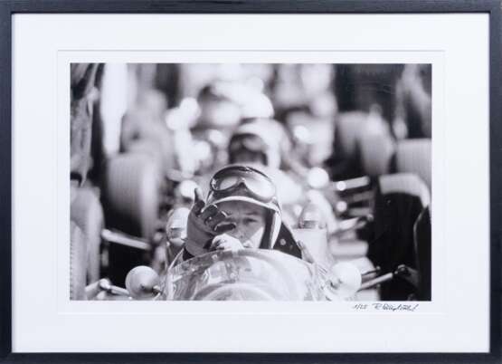 Rainer W. Schlegelmilch (Suhl 1941). John Surtees, Ferrari, kurz vor dem Start. - фото 2