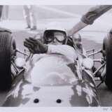 Rainer W. Schlegelmilch (Suhl 1941). Bandinis Ferrari wird aus den Boxen geschoben. - photo 1