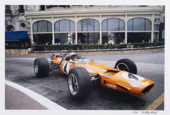 Rainer W. Schlegelmilch (Suhl 1941). Bruce McLaren auf McLaren Ford. - Foto 1