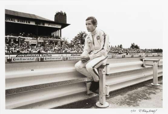 Rainer W. Schlegelmilch (Suhl 1941). Ein nachdenklicher Jacky Ickx auf dem Nürburgring. - Foto 1