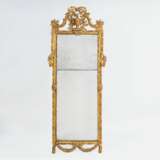 Sehr großer Louis XVI Spiegel mit Vasenbekrönung. - Foto 1