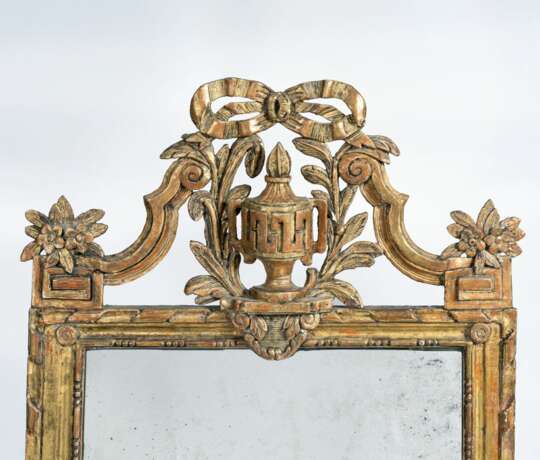 Sehr großer Louis XVI Spiegel mit Vasenbekrönung. - фото 2