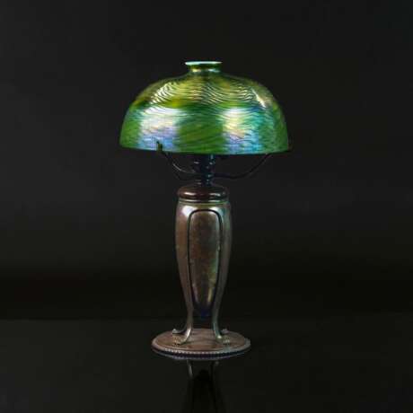 Tiffany Studios. 'Griechische' Tischlampe mit Favrile-Schirm. - Foto 1