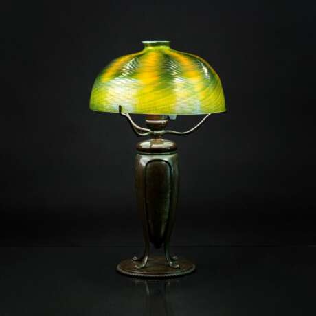Tiffany Studios. 'Griechische' Tischlampe mit Favrile-Schirm. - photo 2