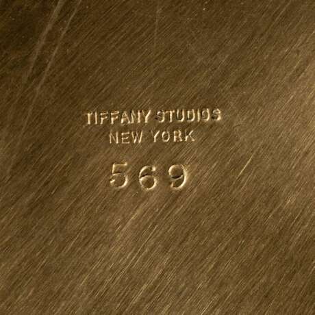 Tiffany Studios. Schreibtischlampe 'Harp' mit Favrile-Schirm. - photo 4