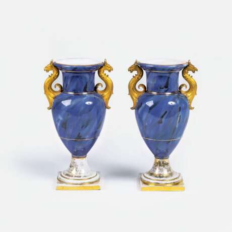 Paar 'Französischer Vasen' mit Greifenkopfhenkeln. - photo 1