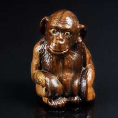 Russische Achat-Tierfigur 'Sitzender Schimpanse'.