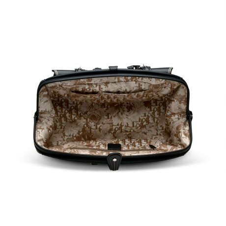 A BLACK CALFSKIN LEATHER VOYAGE BAG WITH SILVER HARDWARE BY JOHN GALLIANO - Foto 5