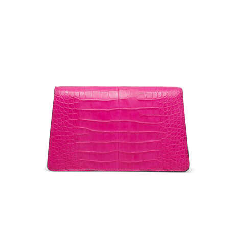 A MADE TO ORDER MATTE FUCHSIA CROCODILE ISIDE CLUTCH WITH GOLD HARDWARE - фото 3