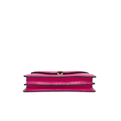 A MADE TO ORDER MATTE FUCHSIA CROCODILE ISIDE CLUTCH WITH GOLD HARDWARE - Foto 4