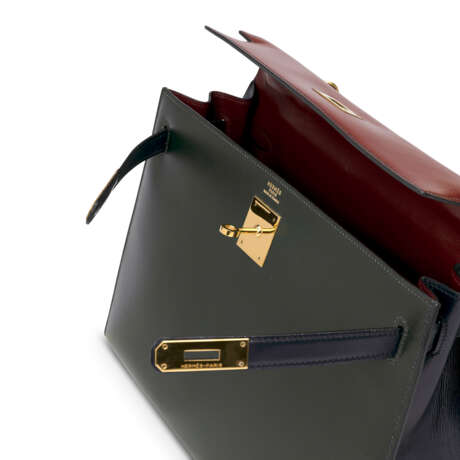 A LIMITED EDITION VERT FONCÉ, ROUGE H & BLEU MARINE TRI-COLOR CALF BOX LEATHER SELLIER KELLY 32 WITH GOLD HARDWARE - фото 6