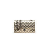 A METALLIC GOLD QUILTED LAMBSKIN LEATHER MEDIUM CLASSIC DOUBLE FLAP BAG WITH BLACK HARDWARE - Foto 1