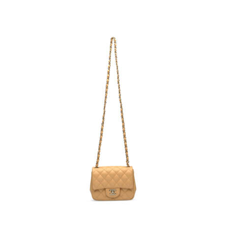 A NUDE QUILTED LAMBSKIN LEATHER MINI SQUARE FLAP BAG WITH LIGHT GOLD HARDWARE - Foto 6