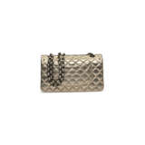 A METALLIC GOLD QUILTED LAMBSKIN LEATHER MEDIUM CLASSIC DOUBLE FLAP BAG WITH BLACK HARDWARE - photo 3