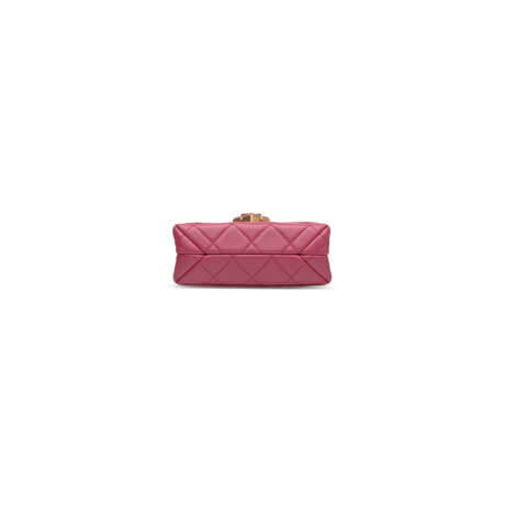 A CORAL PINK QUILTED LAMBSKIN LEATHER FLAP BAG WITH GOLD HARDWARE - photo 4