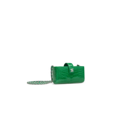 A SHINY GREEN CROCODILE MINI POUCH ON CHAIN WITH SILVER HARDWARE - фото 2