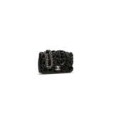 A BLACK LAMBSKIN LEATHER CAMELLIA FLAP BAG WITH SILVER HARDWARE - Foto 3