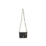 A BLACK QUILTED LAMBSKIN LEATHER COIN PURSE ON CHAIN WITH GOLD HARDWARE - Foto 5