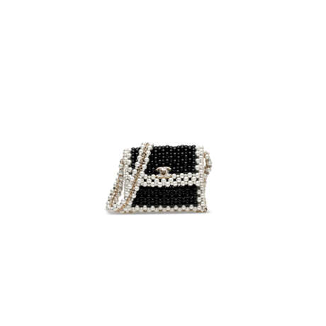 A BLACK & WHITE FAUX PEARLS MINI FLAP EVENING BAG WITH GOLD HARDWARE - Foto 1