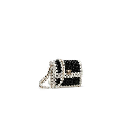 A BLACK & WHITE FAUX PEARLS MINI FLAP EVENING BAG WITH GOLD HARDWARE - photo 2