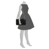 A BLACK LAMBSKIN LEATHER CAMELLIA FLAP BAG WITH SILVER HARDWARE - Foto 13