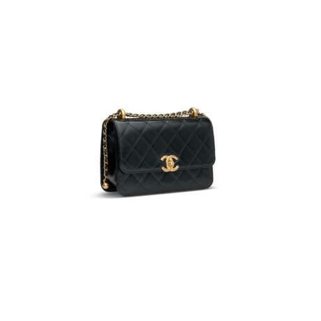 A BLACK QUILTED CALFSKIN LEATHER FLAG BAG WITH GOLD HARDWARE - Foto 2