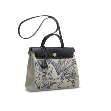 A LIMITED EDITION BLEU INDIGO PEGASUS POP CANVAS & BLACK VACHE HUNTER LEATHER HERBAG ZIP 31 WITH PALLADIUM HARDWARE - Foto 2