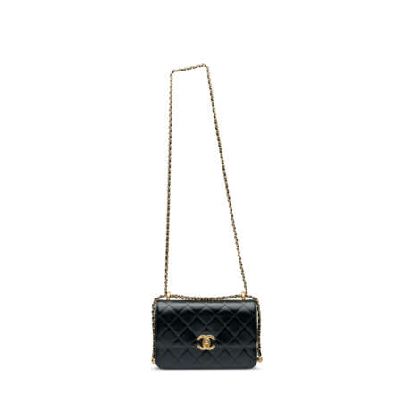 A BLACK QUILTED CALFSKIN LEATHER FLAG BAG WITH GOLD HARDWARE - photo 6